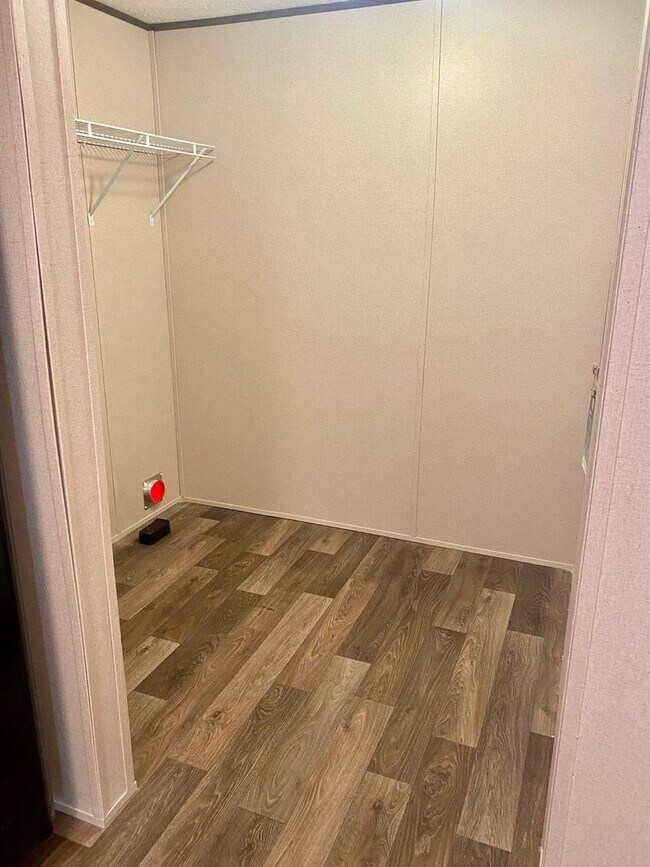 Building Photo - Move in ready! 3 Bedrooms/2Baths close to ...