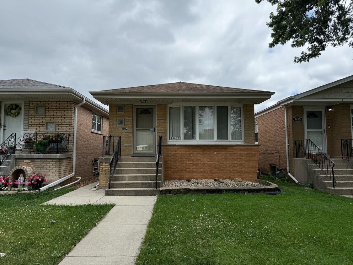 Foto principal - 7807 S Laramie Ave