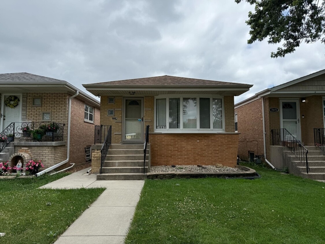Primary Photo - 7807 S Laramie Ave