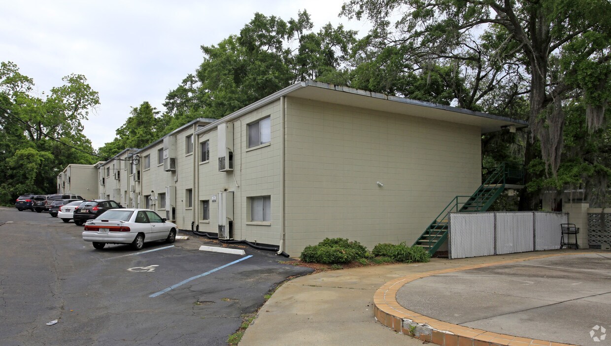 Capitol Village Apartments in Tallahassee, FL