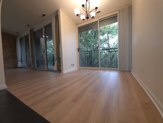 Foto del edificio - 6008 Forest View Rd