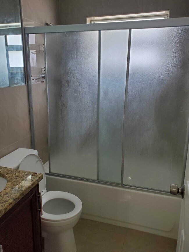 Foto del edificio - 516 NW 8th Ct