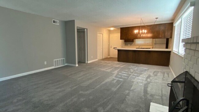 Building Photo - Cute 2 bedroom, 1 Bath Condo in Carmichael