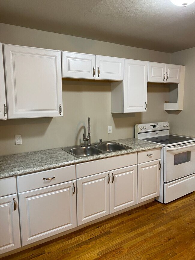 Building Photo - 2 Bedroom 1 Bath Home