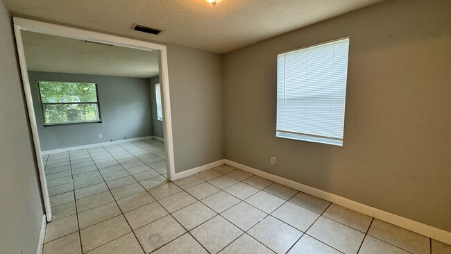 Building Photo - Large Open Space 4 Bedroom Home with HUGE ...