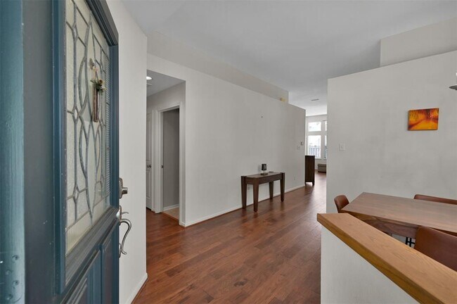 Foto del edificio - 24 E New Avery Pl