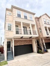 Building Photo - 2116 Couch St