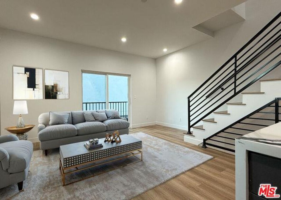 Foto principal - 5340 Denny Ave