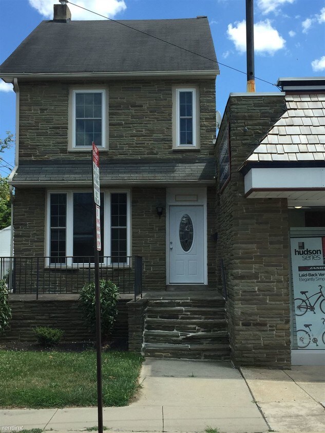 Foto principal - 304 E Lancaster Ave