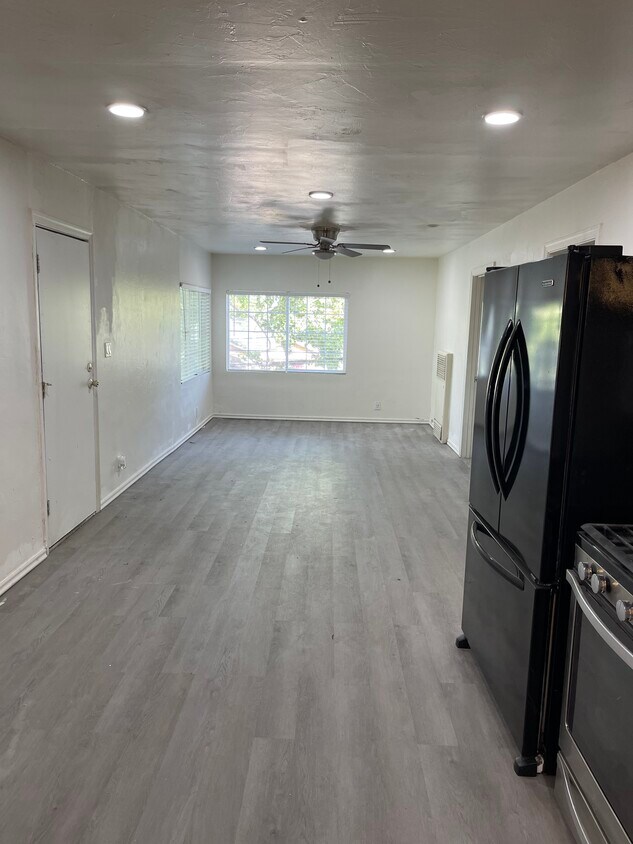 Open floor concept - 2433 Beaumont St
