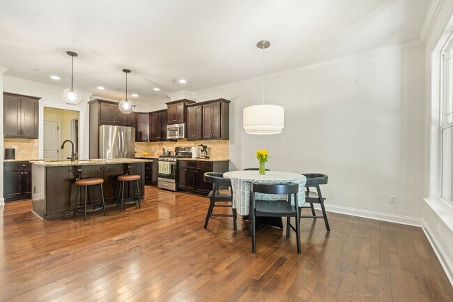 Foto del edificio - Convenient Carrboro Living in a Spacious 4 Bedroom Home