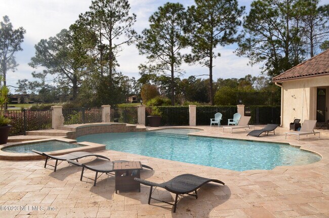 Building Photo - 2061 Crown Dr