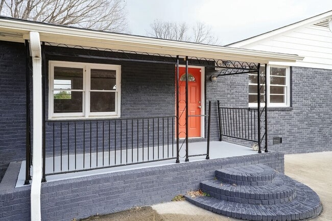 Building Photo - Huge Four Bedroom Home!