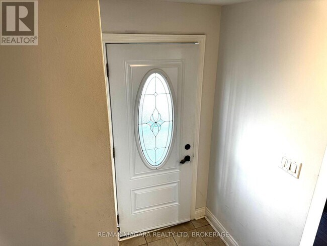 Photo du bâtiment - 844A Danforth Rd