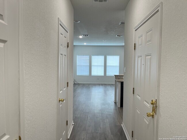 Foto del edificio - 6942 Crestway Rd