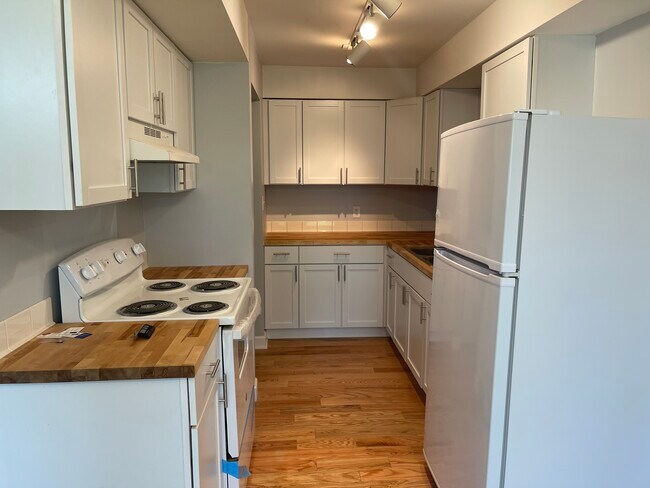 Building Photo - 1715 Mary Ann Ln
