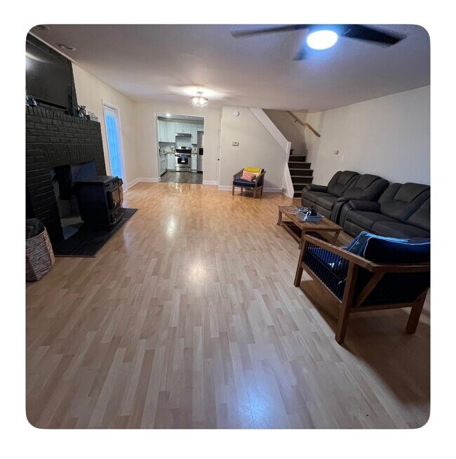 Sala de estar con chimenea - 46 Seneca Rd