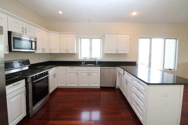 Building Photo - 143 Grovers Ave