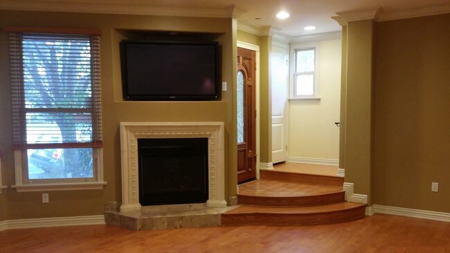 Building Photo - 457 S Marengo Ave
