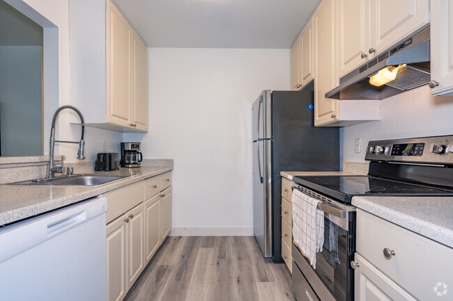 2BR, 1BA - 878SF - Kitchen - Seabreeze Apartment Homes