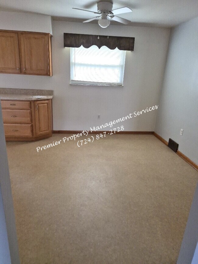 Building Photo - 990 Clearview Dr