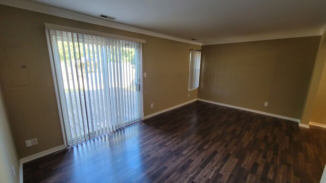 Building Photo - Beautiful Updated 3 Bedroom Townhome in In...