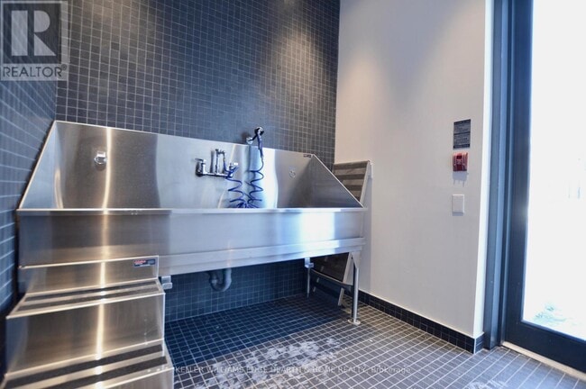 Building Photo - 2088 James St