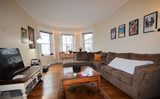 Foto del edificio - Gorgeous Brookline Apt w Heat Included and Laundry in Unit!  Near BU Campus!