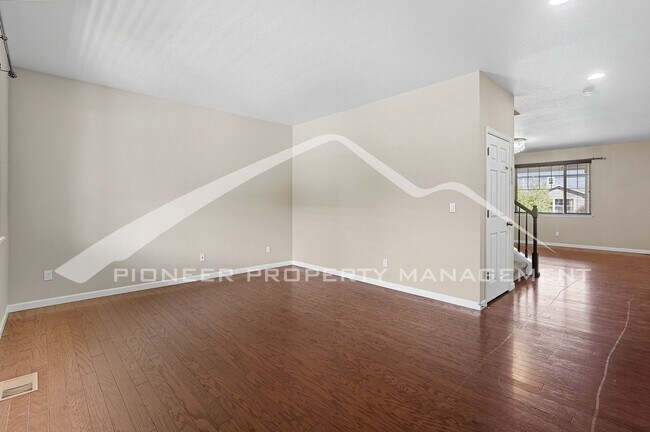 Foto del edificio - Stunning Home with Central AC and 2-Car Ga...