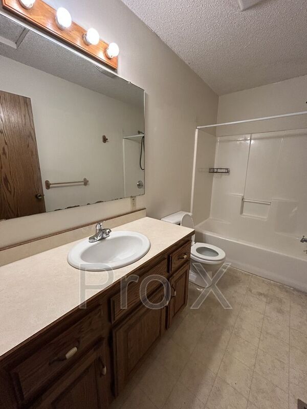 Building Photo - 516 E Monroe St