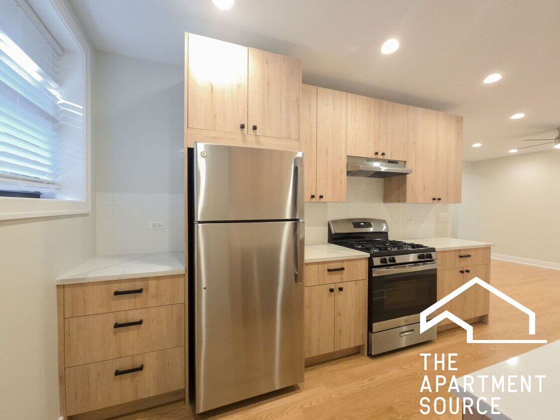Primary Photo - 2020 W Ainslie St