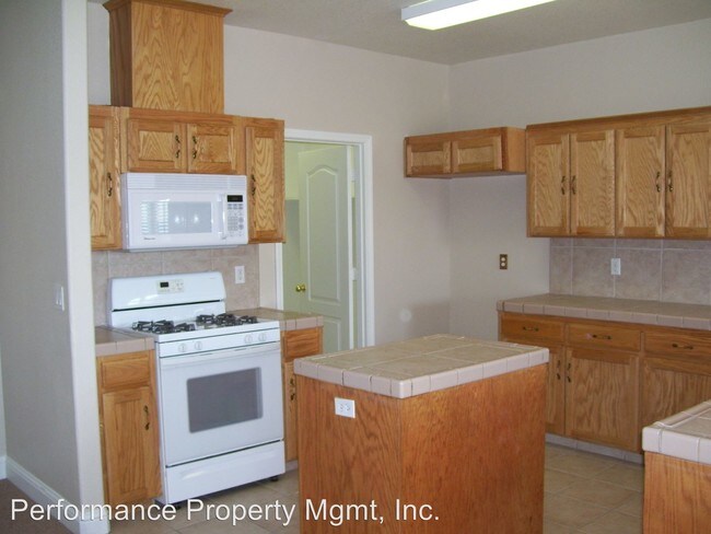 Building Photo - 2465 S Lind Ave
