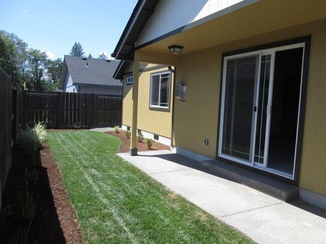 Building Photo - 3BED2BATH - YARD, GARAGE, LAUNDRY HOOKUPS