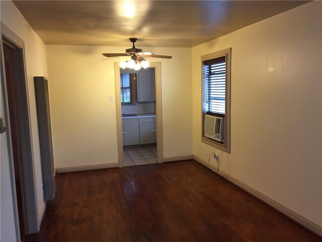 Foto del edificio - 611 W 37th St