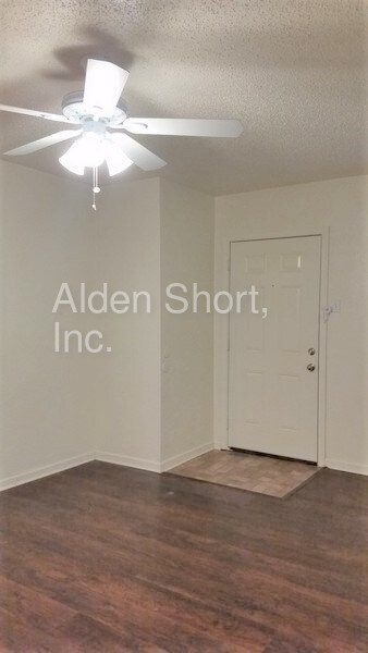Building Photo - 707 E Ridgewood Dr