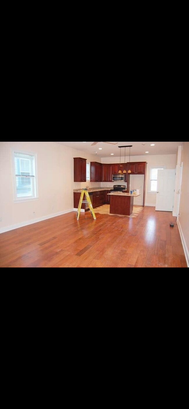 Building Photo - 374 Wickenden St