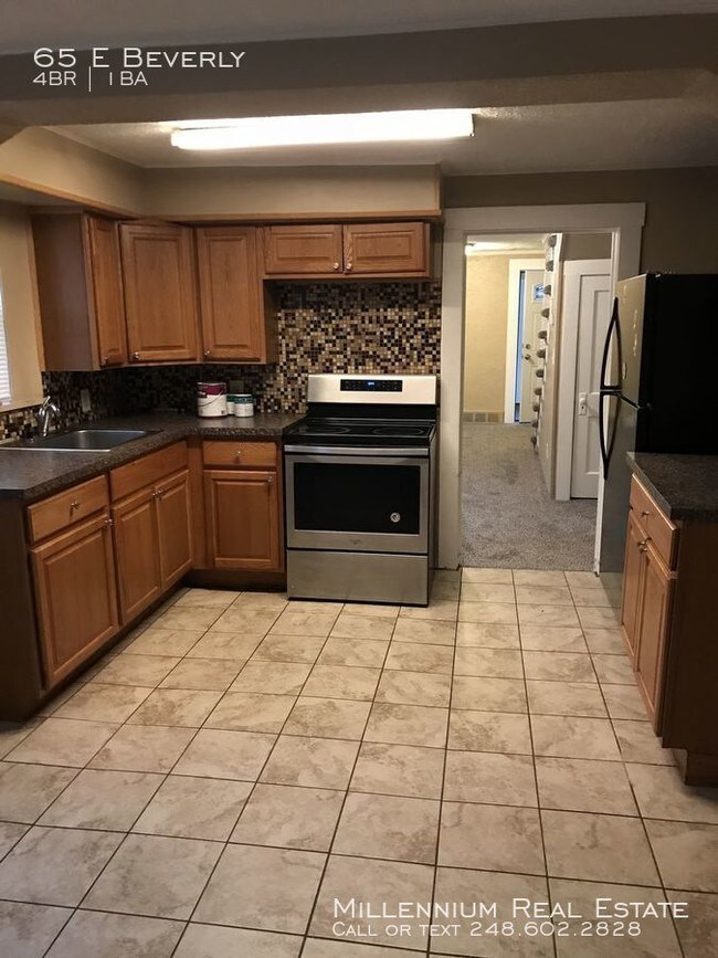 Building Photo - Charming 4 bedroom in North Pontiac!