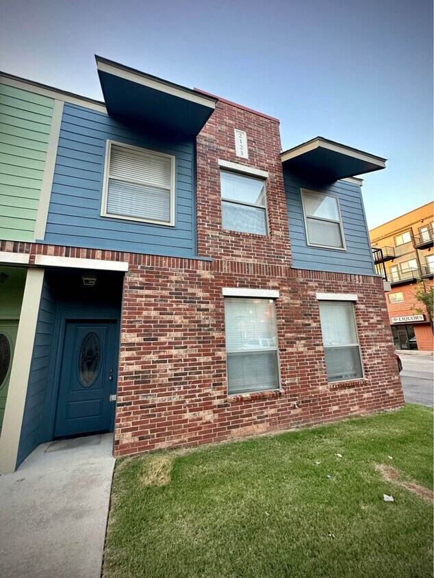 Primary Photo - 2123 Houston Ave