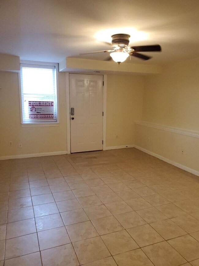 Foto del edificio - Beautiful  2 Bedroom 1 Bath spacious unit ...