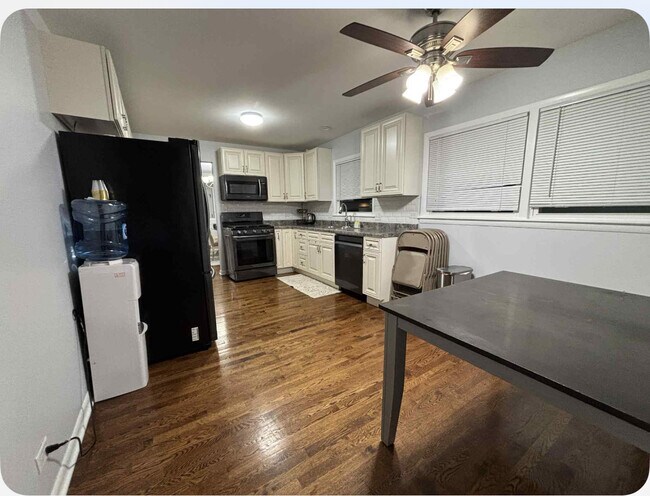 Kitchen - 6748 E Prairie Rd