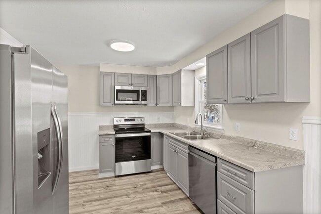 Building Photo - Beautiful 3bd upper duplex on large lot in Maple Grove avail March 01