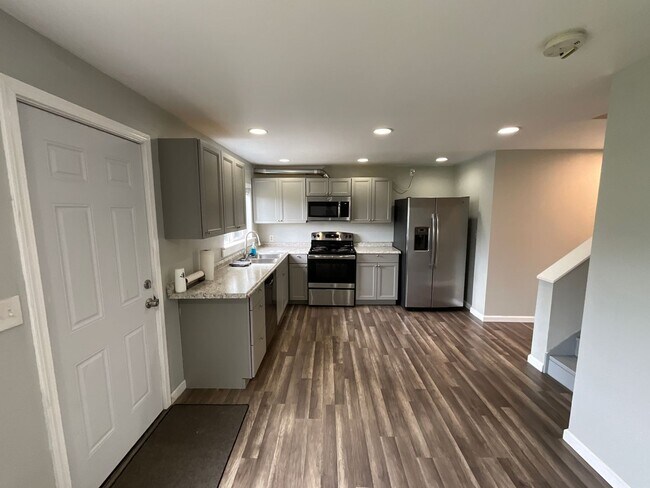 Building Photo - Beautiful 3 Bedroom Home with Big Yard and...