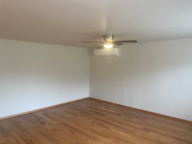Building Photo - 220 Berglund St
