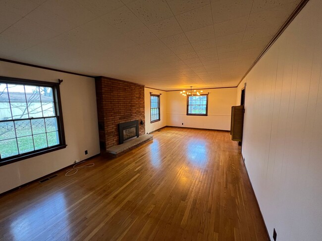 Building Photo - Newly Renovated 4bd/2ba Home in New Albany...