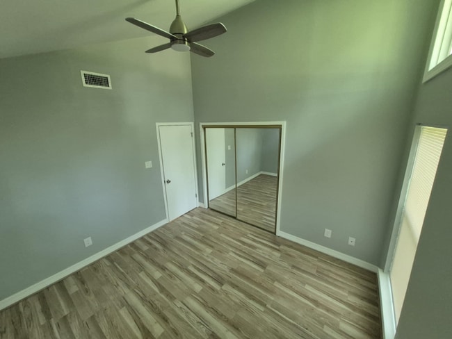 Building Photo - 320 Lakeview Dr