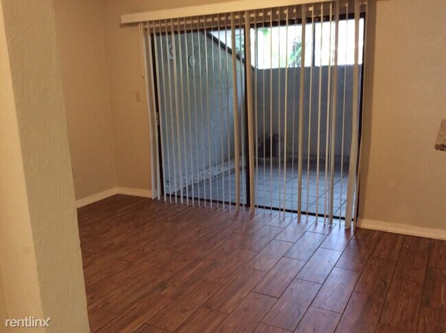 Building Photo - 3 br, 2.5 bath Townhome - 105 Lago Vista Blvd