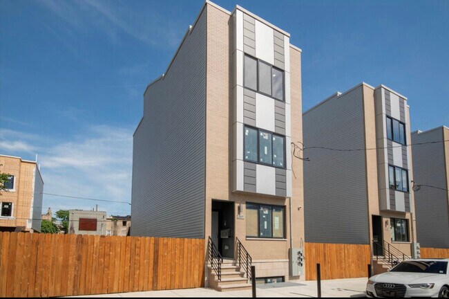 Building Photo - 2037 N Randolph St