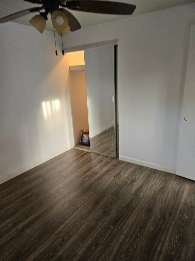 Un dormitorio con armario grande con espejo - 1660 266th St