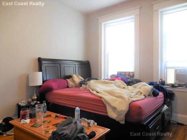 Building Photo - 68 Woodstock Ave