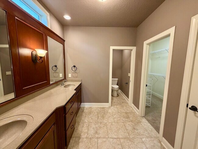 Building Photo - 2721 London Dr